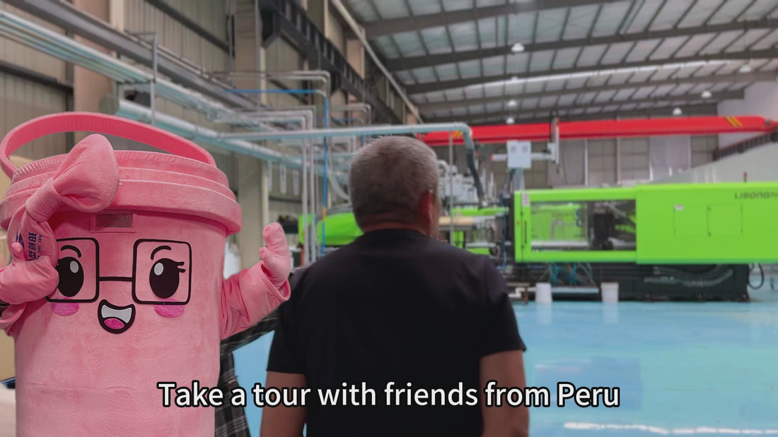 Show the foreign clients around the factory